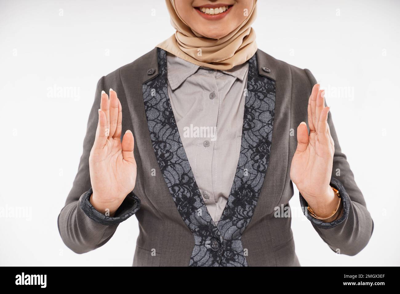 une femme avec hijab a ouvert ses mains avec l'espace vide entre Banque D'Images