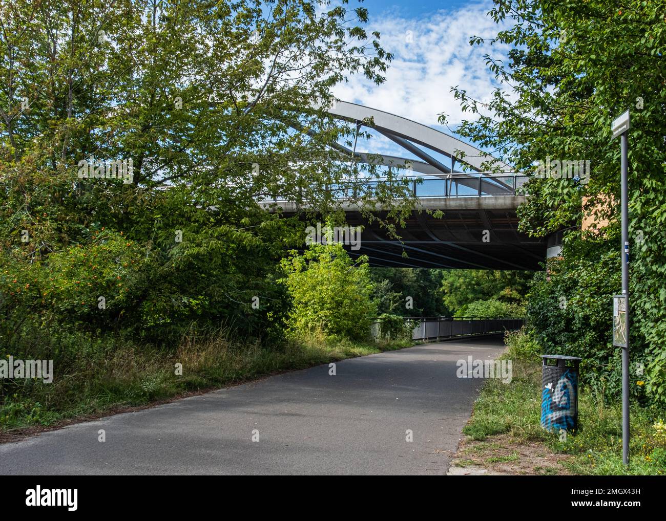 Panneau Berliner Mauerweg près du pont Neue Späthbrücke sur la route de l'ancien mur de Berlin, Baumschulenweg, Treptow-Köpenick, Berlin. Banque D'Images