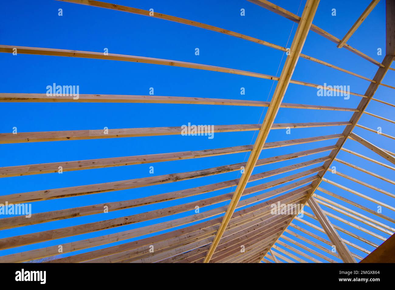 La construction d'une structure encadrée consiste en une poutre intérieure composée de panneaux de bois fixés à des barres de support de toit Banque D'Images