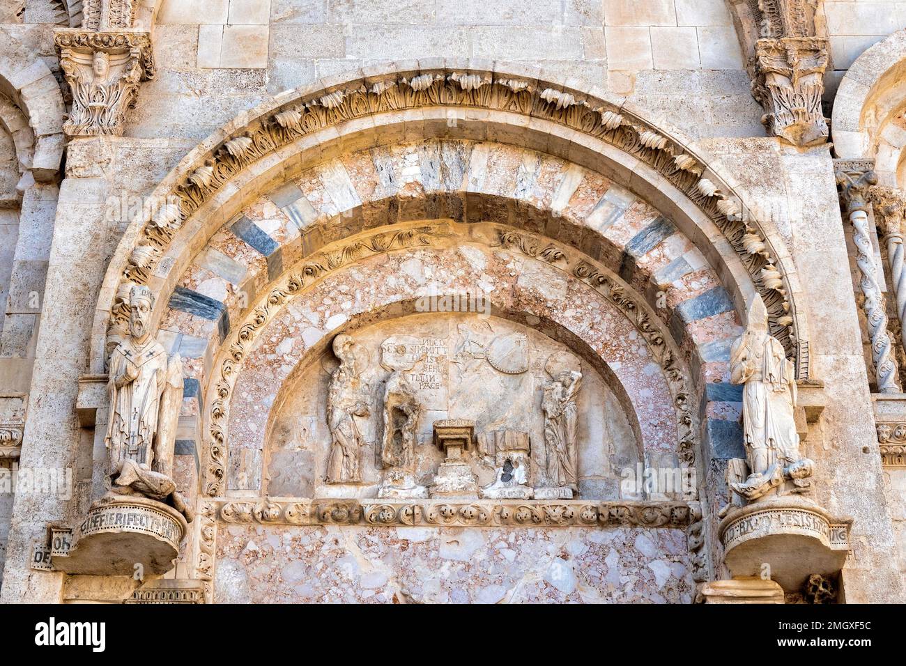 Lunette sur le portail principal de la cathédrale, Termoli, Italie Banque D'Images