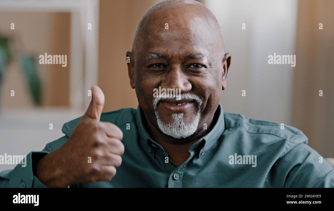 Portrait de l'homme âgé d'origine africaine homme d'Amérique comme d'accord de soutien geste homme d'affaires senior montrant le pouce vers le haut la réponse positive Banque D'Images