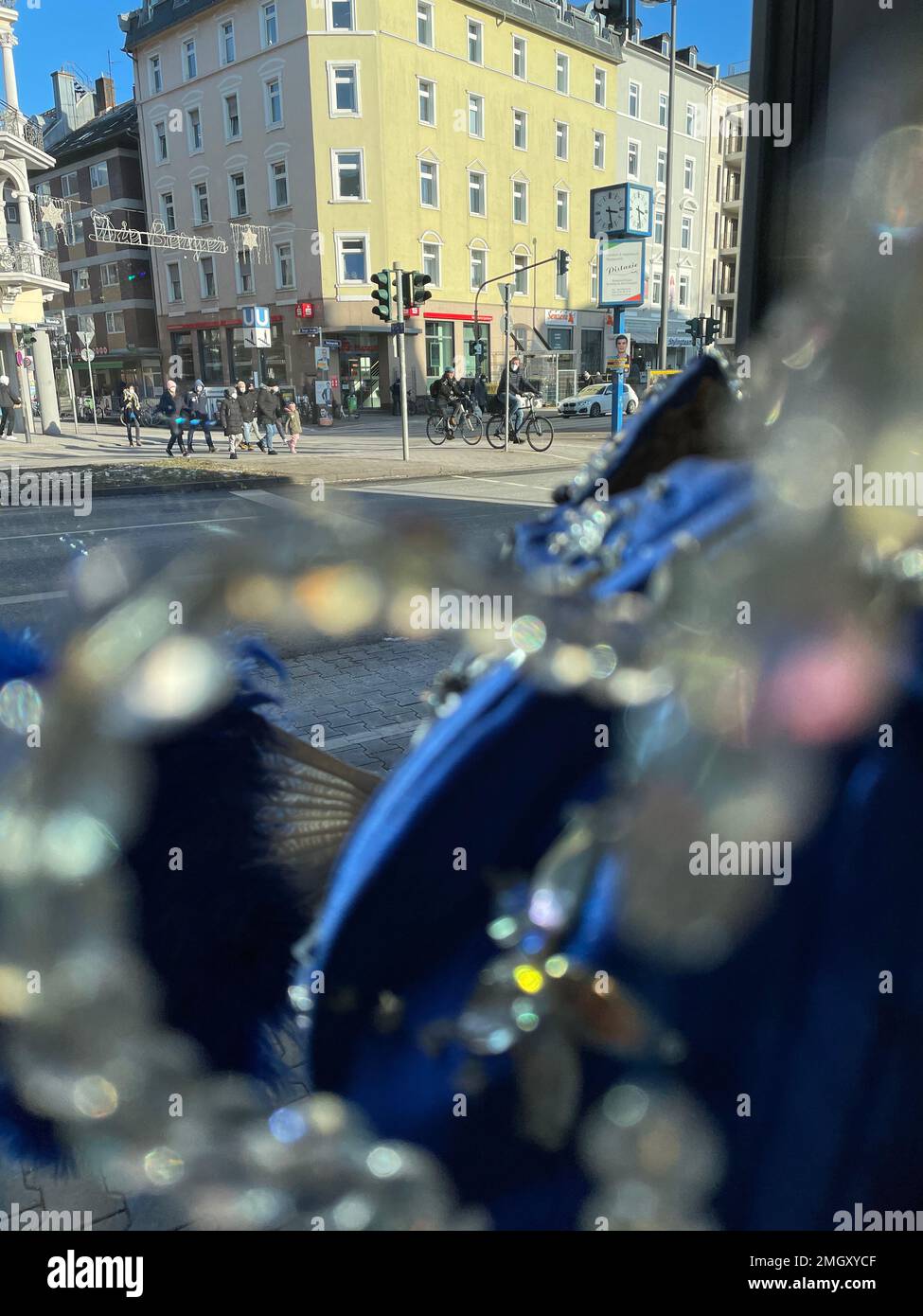 Vue sur Berger Strasse, Francfort depuis une fenêtre commerçante Banque D'Images