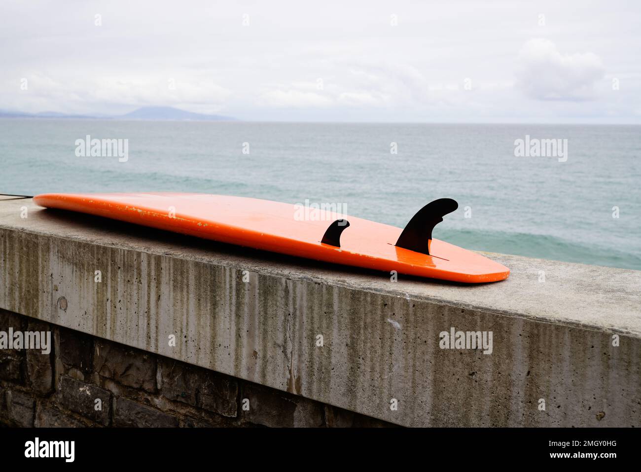 Surf rouge posé sur le front de mer face à l'océan Atlantique à biarritz Banque D'Images