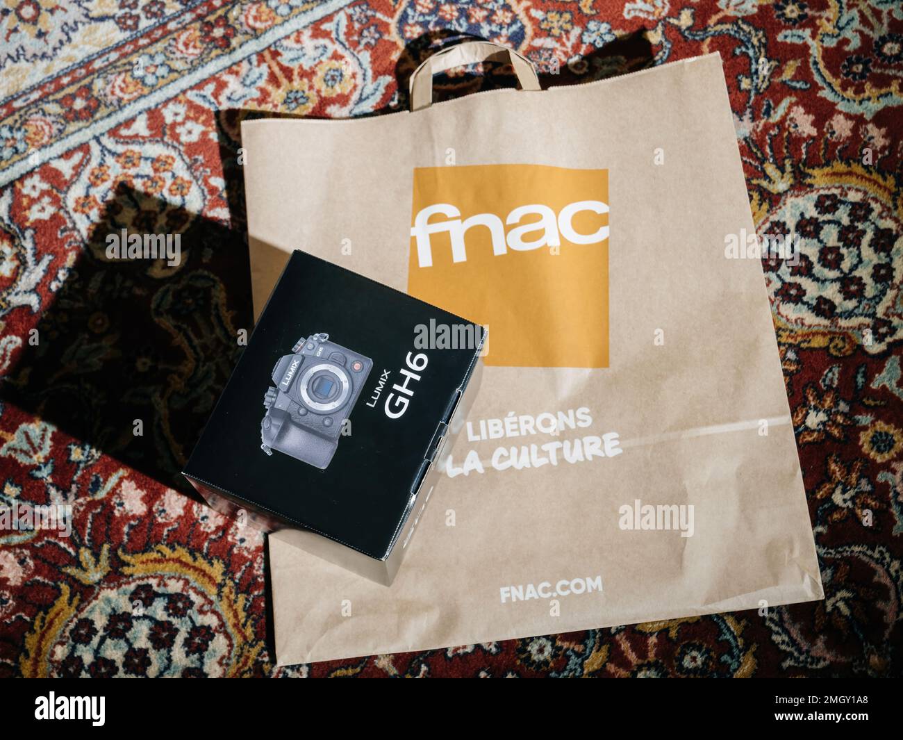 Paris, France - 2 décembre 2022 : sac de transport papier de la chaîne de  vente au détail de Fnac Electronics sur le sol du salon en tapis de soie -  préparation