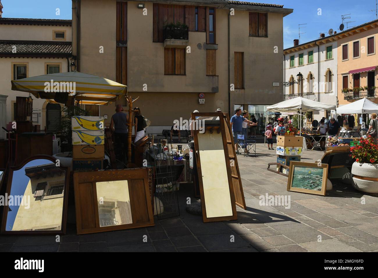 Marché aux puces dans la vieille ville de Soave, connu surtout pour son château Scaliger et pour le vin typique qui porte son nom, Vérone, Vénétie, Italie Banque D'Images