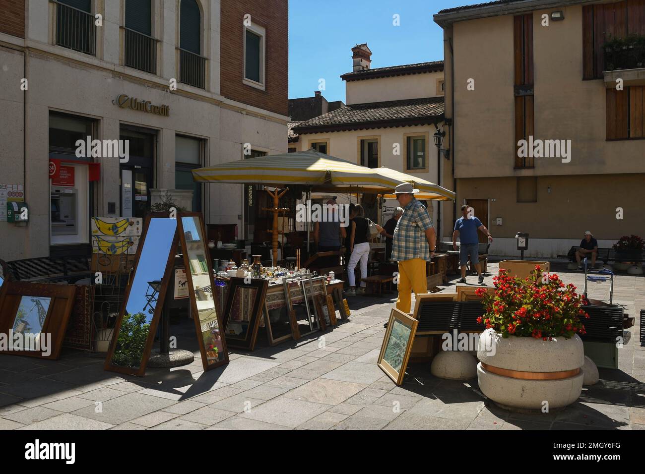 Marché aux puces dans la vieille ville de Soave, connu surtout pour son château Scaliger et pour le vin typique qui porte son nom, Vérone, Vénétie, Italie Banque D'Images