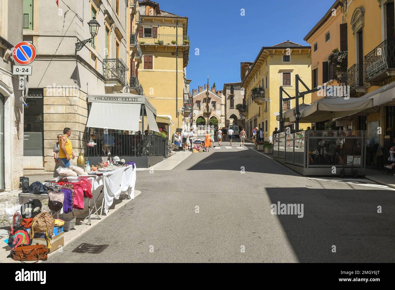 Marché aux puces dans la vieille ville de Soave, connu surtout pour son château Scaliger et pour le vin typique qui porte son nom, Vérone, Vénétie, Italie Banque D'Images