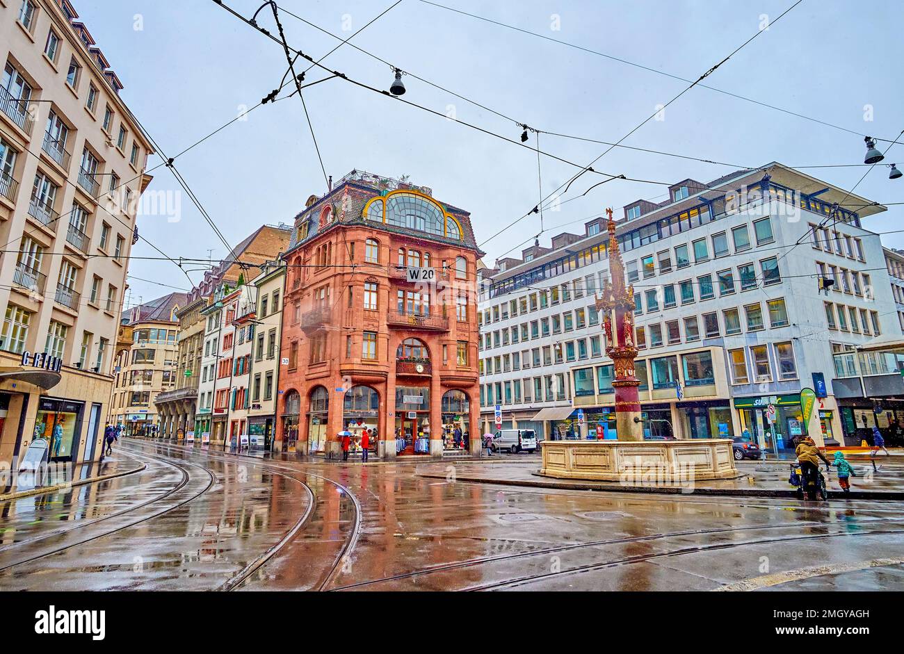 BÂLE, SUISSE - 1 AVRIL 2022 : place Alter Fischmarkt pendant les jours de pluie, sur 1 avril à Bâle, Suisse Banque D'Images