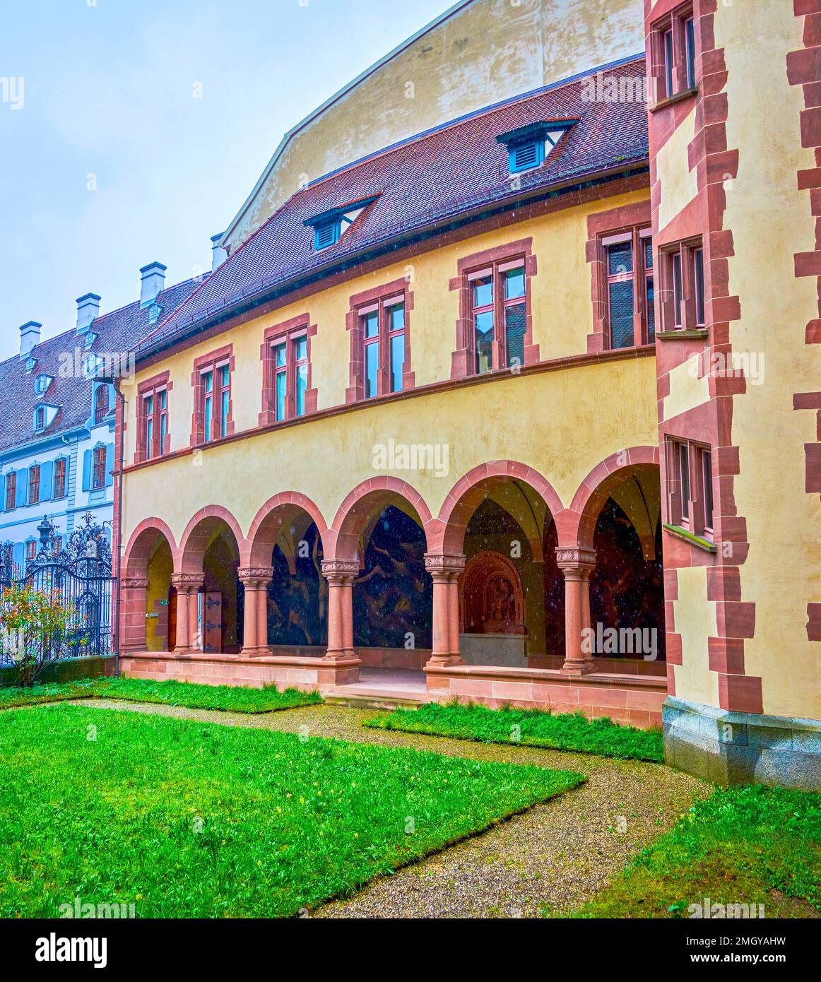 Cloître historique avec arcades des Archives d'Etat de Bâle-ville au centre de Bâle, Suisse Banque D'Images