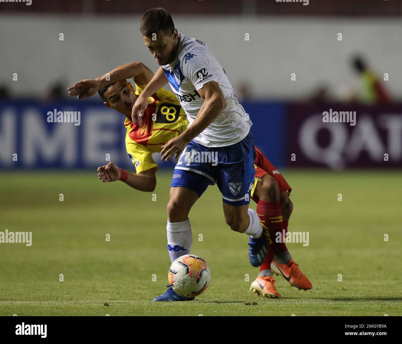 Tomas Guidara of Argentina's Velez Sarsfield, right, fights for the ball with Alexander Alvarado of Ecuador's Aucas during a Copa Sudamericana soccer match at the Gonzalo Pozo Ripalda stadium in Quito, Ecuador, , Tuesday, Feb. 18, 2020. (AP Photo/Dolores Ochoa) Banque D'Images