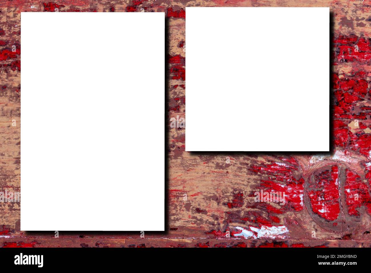 Deux feuilles de papier vierges sur une table en bois rustique rouge vintage en gros plan dans un modèle de maquette intérieure Banque D'Images