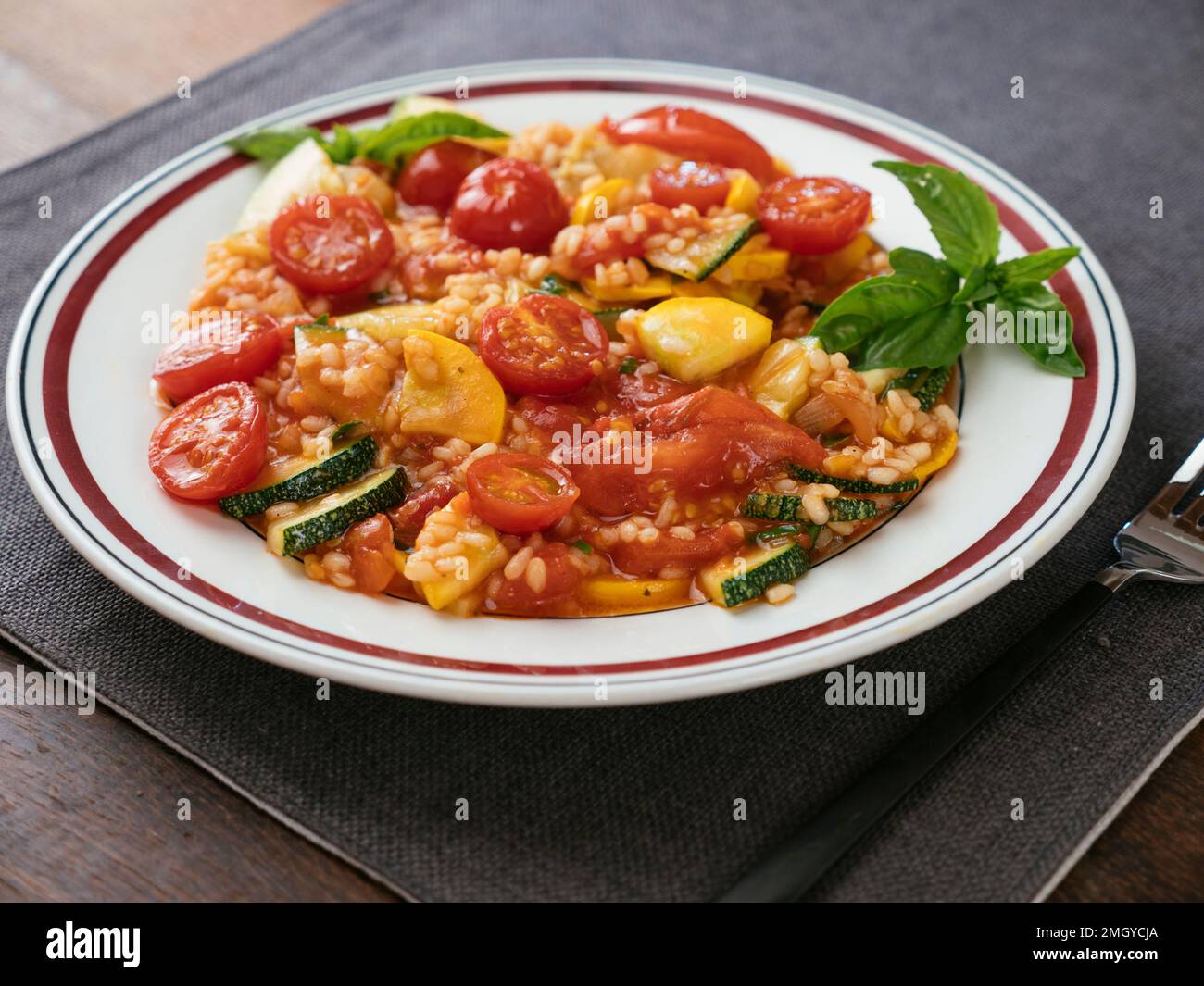 Assiette avec courgettes maison et risotto aux tomates. Banque D'Images