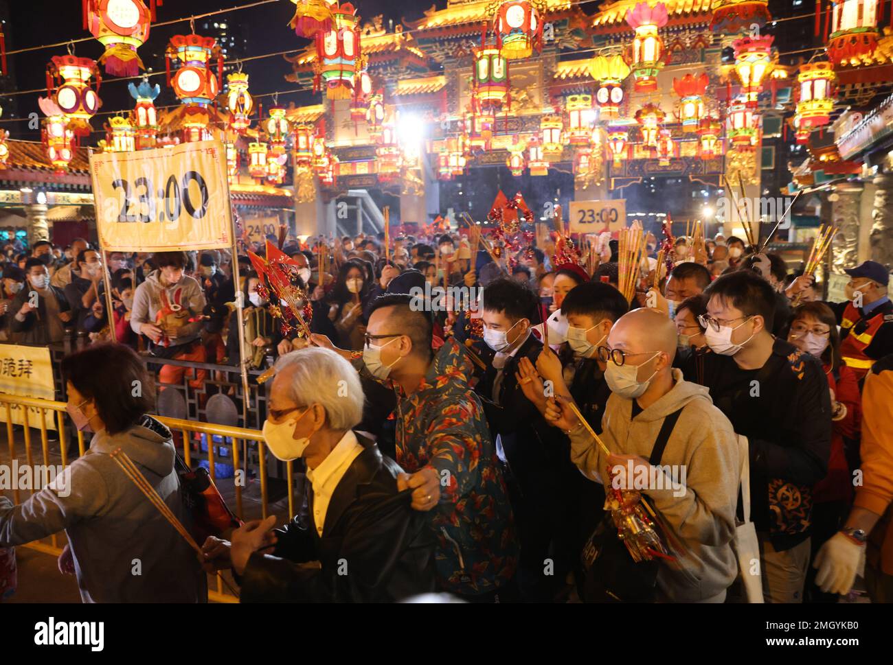 Les adorateurs offrent les premiers bâtons de jos au Temple Wong Tai Sin de la Saint-Sylvestre lunaire, dans le cadre de la célébration de l'année du lapin. 21JAN23 SCMP/Yik Yeung-man Banque D'Images