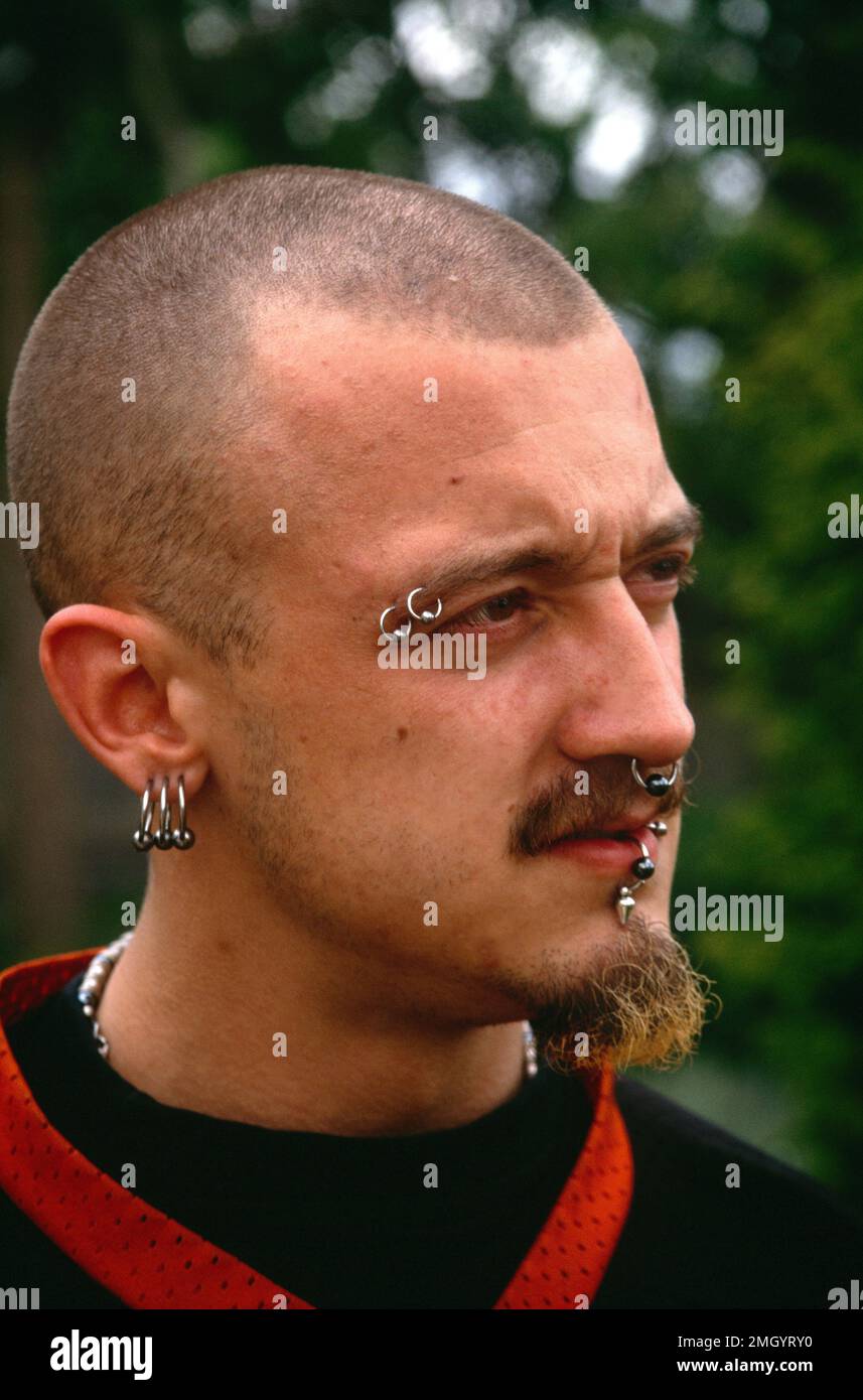 Portrait de l'homme avec piercings du visage et de l'oreille Banque D'Images