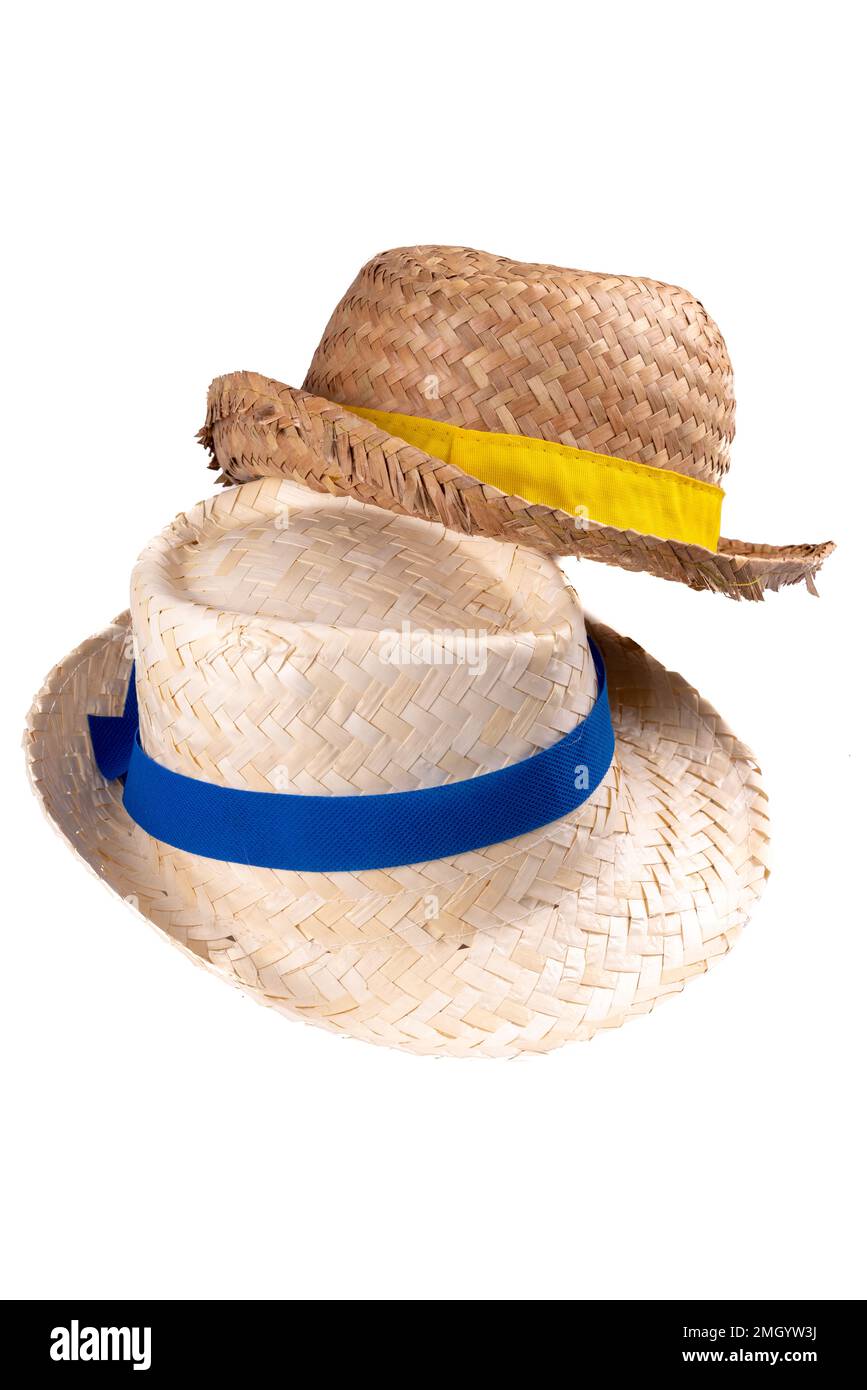 deux chapeaux de paille vintage ruban bande jaune bleu isolé sur fond blanc  Photo Stock - Alamy