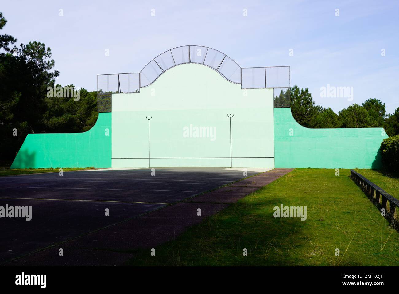 Façade en plein air, mur vert dans le pays basque de France Banque D'Images