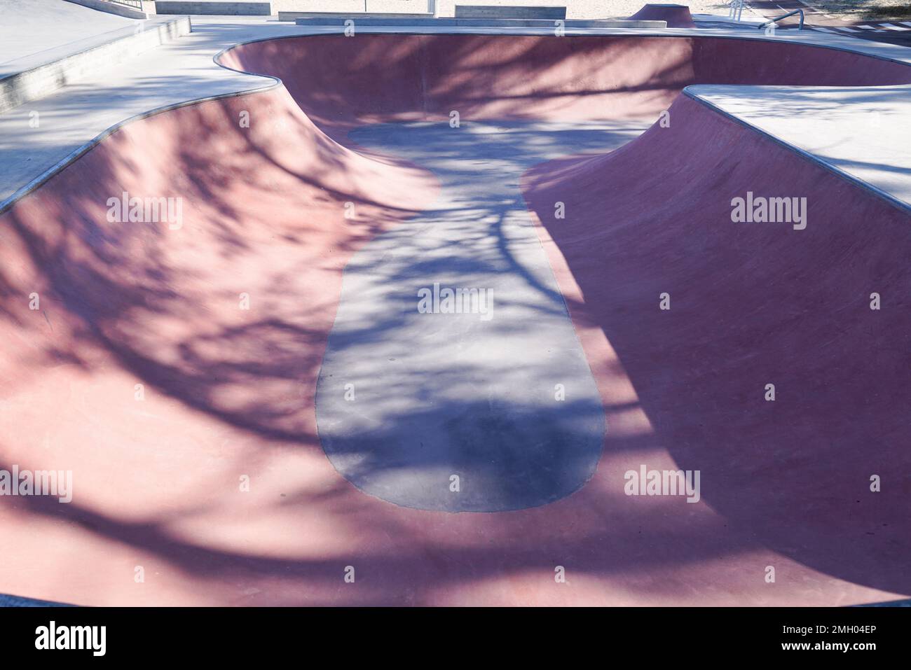 nouveau skatepark moderne rampes gris et rose couleur rouge patineuse vide Banque D'Images