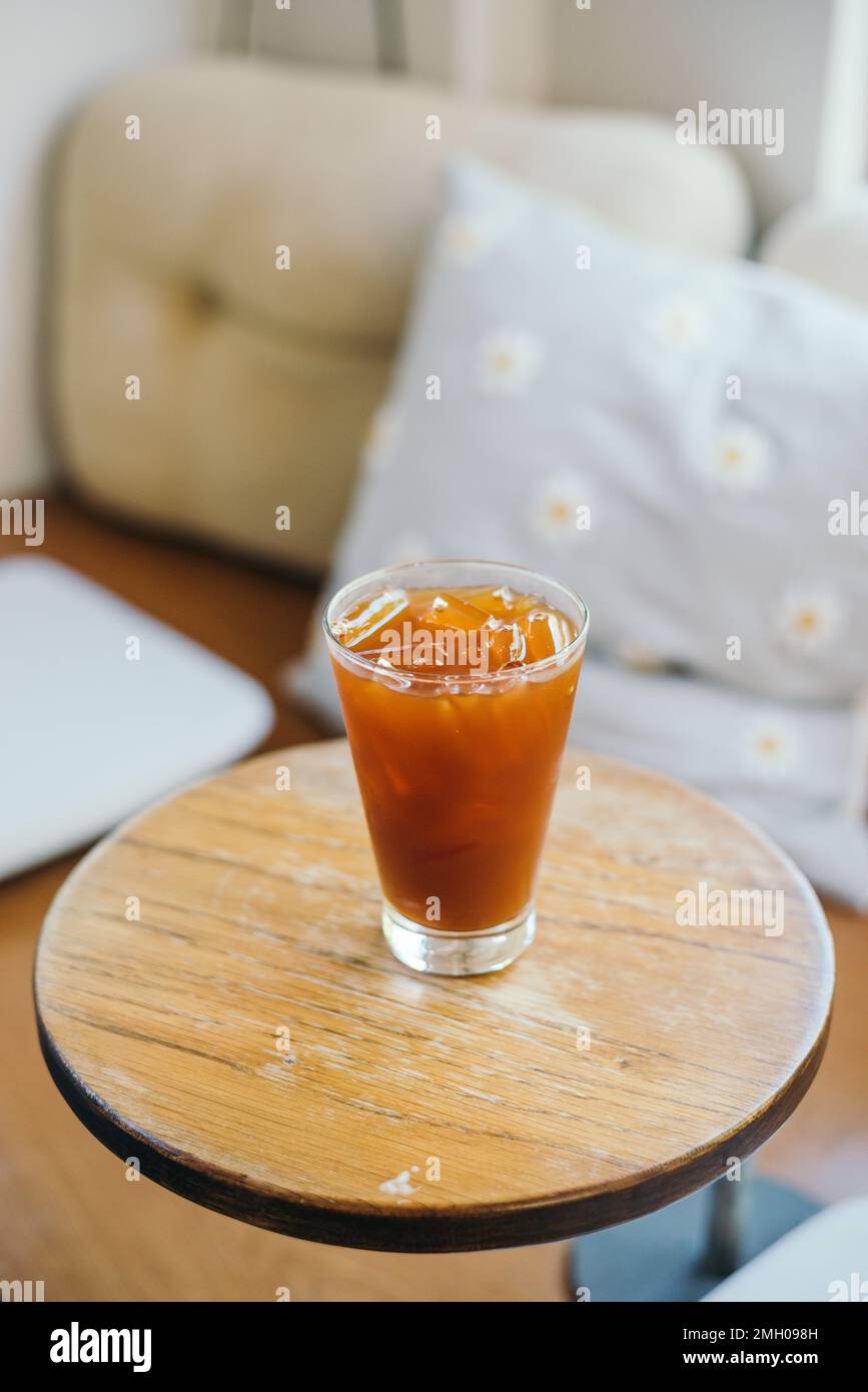 Café Americano glacé sur une table intérieure en bois Banque D'Images