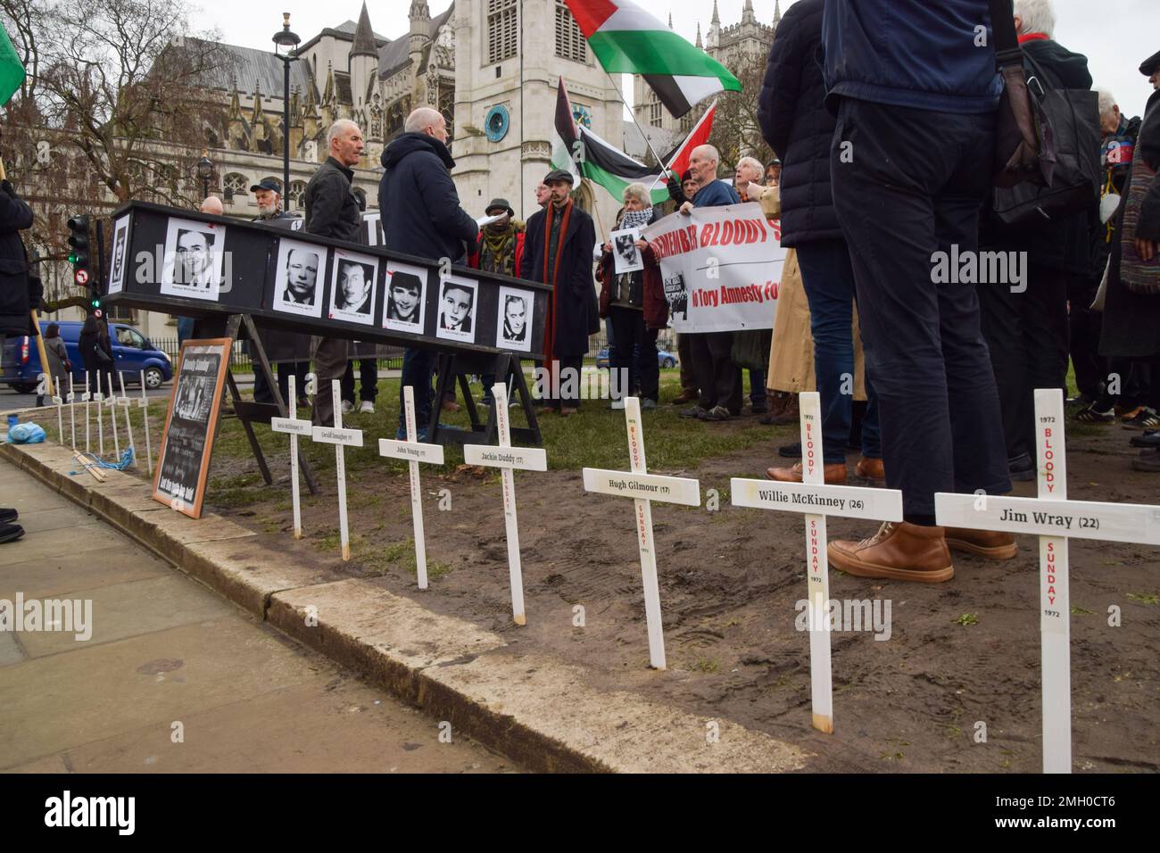 Londres, Angleterre, Royaume-Uni. 26th janvier 2023. Les manifestants se sont rassemblés avec un cercueil et des croix sur la place du Parlement pour célébrer le dimanche sanglant de 51st ans, le massacre de Derry, en Irlande du Nord, qui a eu lieu le 30 janvier 1972, et en opposition au projet de loi du gouvernement qui accorderait l'amnistie aux soldats britanniques responsables de ces meurtres. (Credit image: © Vuk Valcic/ZUMA Press Wire) USAGE ÉDITORIAL SEULEMENT! Non destiné À un usage commercial ! Crédit : ZUMA Press, Inc./Alay Live News Banque D'Images