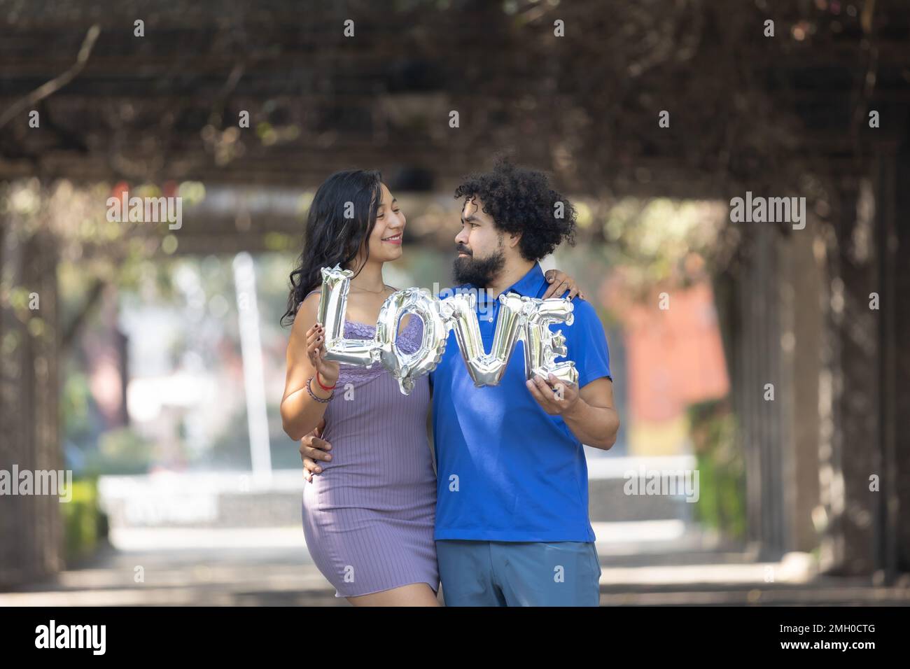 Jeune couple mexicain tenant le ballon d'amour Banque D'Images