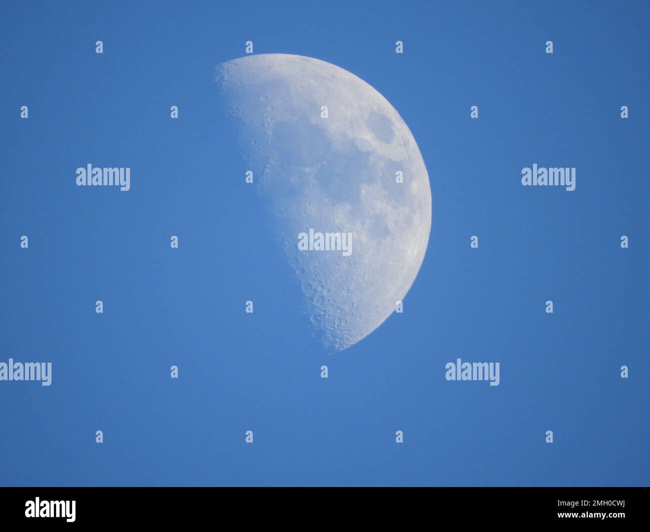 Zoom puissant de la Lune sur un ciel bleu Banque D'Images