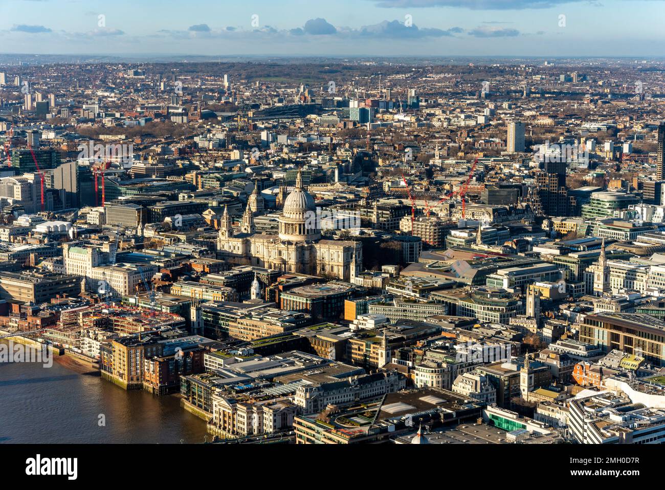 Vue sur la Tamise et la cathédrale Saint-Paul, Londres, Royaume-Uni. Banque D'Images