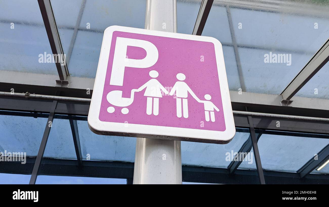 parking familial dans les panneaux de signalisation publics Banque D'Images