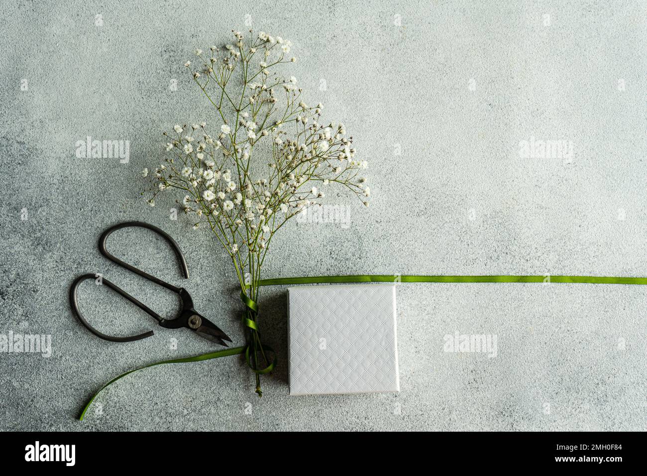 Boîte-cadeau avec ruban vert Banque D'Images