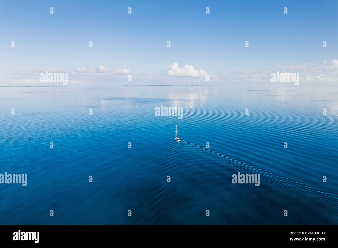 Antenne de Voilier à Flat Calm Seas dans les Bahamas Banque D'Images