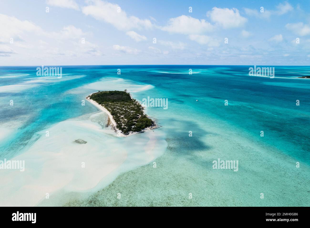 Antenne de Voilier à côté de l'île en Turquoise Bahamas eau Banque D'Images