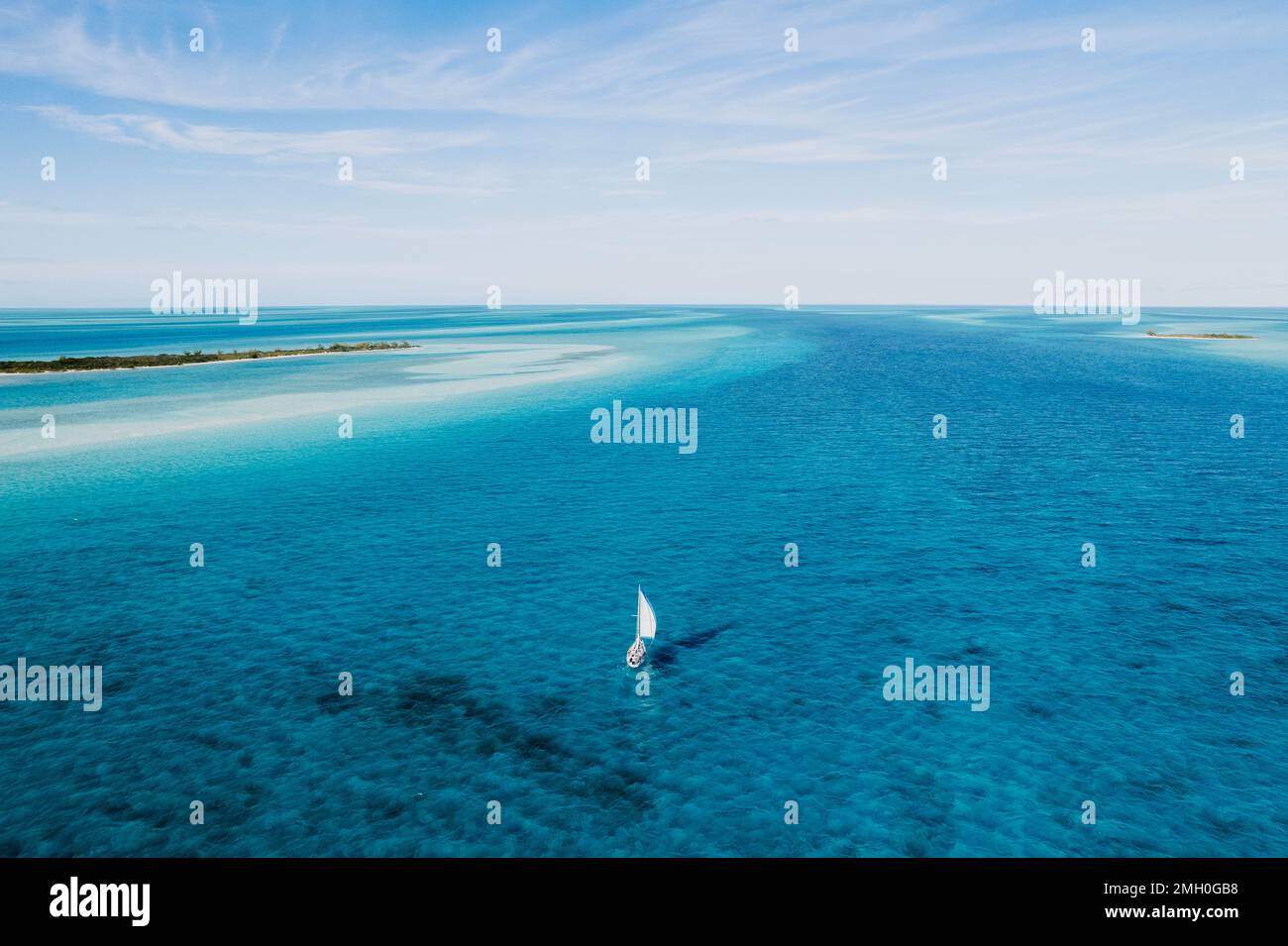 Voilier Yacht à voile entre les Iles dans l'eau Turquoise Banque D'Images