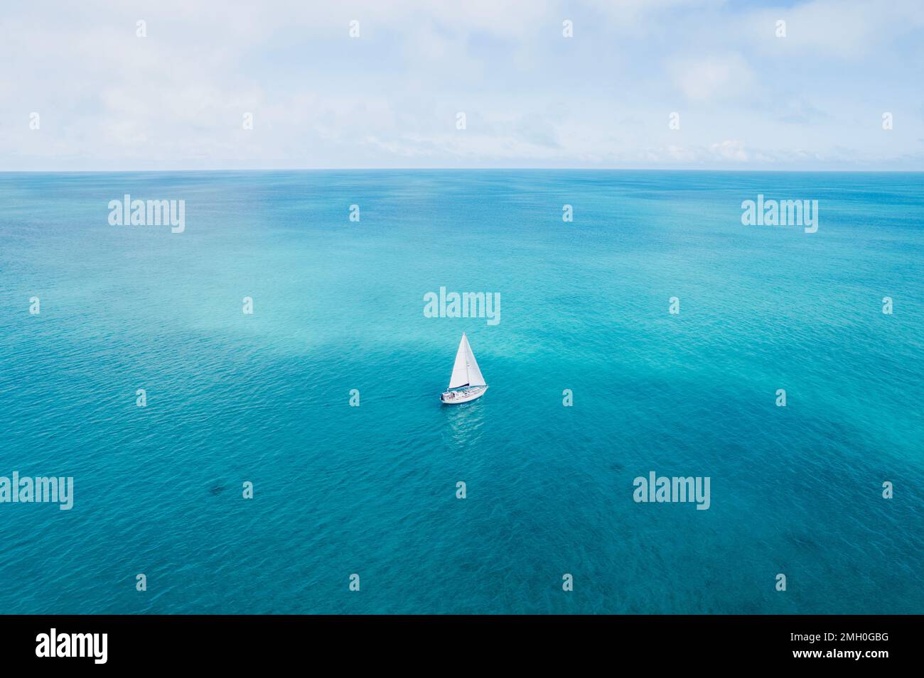 Antenne de Voilier dans les eaux tropicales Turquoise aux Bahamas Banque D'Images