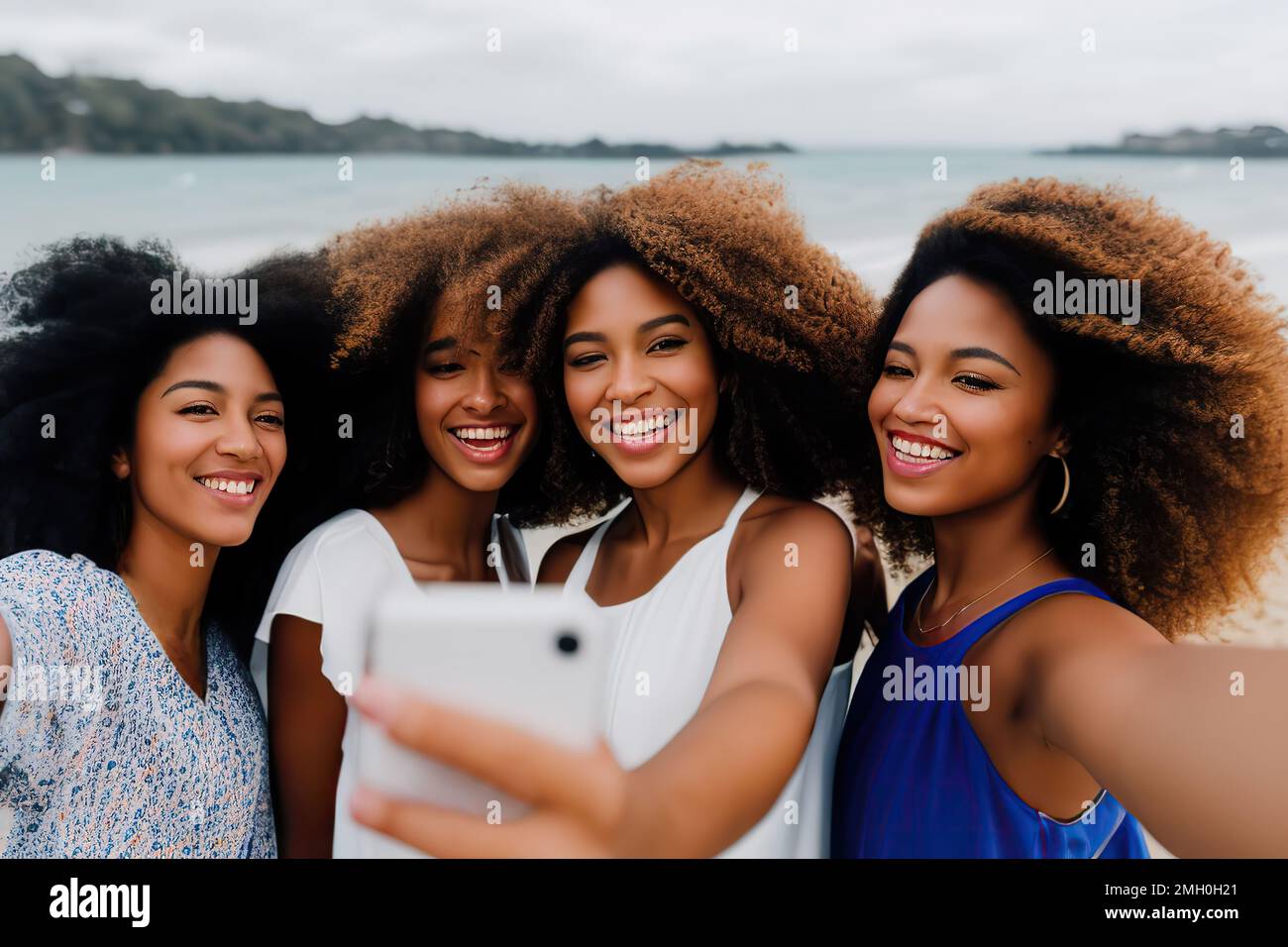 Des amies avec des cheveux afro prennent le selfie sur la plage au coucher du soleil Banque D'Images