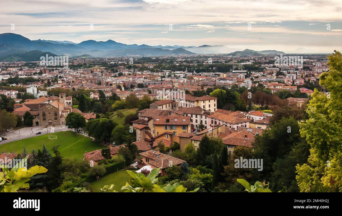 Vue panoramique sur les montagnes et la ville depuis le château de Rocca (Rocca di Bergame), Bergame, Italie Banque D'Images