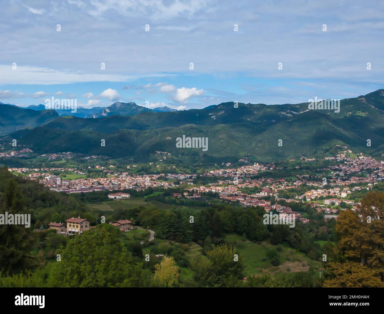 Vue panoramique sur la ville, les Apennines et la plaine de Padan depuis la colline de San Vigilio, Bergame, Italie Banque D'Images