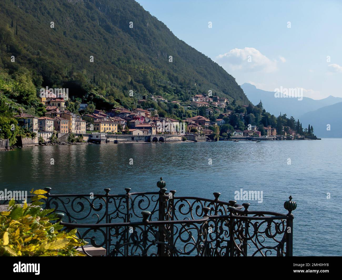 Vue panoramique sur le lac de Côme et les montagnes, villa Monastero, Varenna, lac de Côme, Lombardie, Italie Banque D'Images