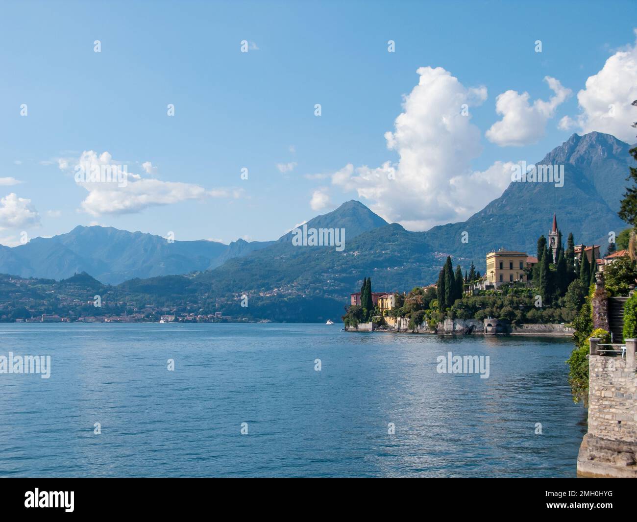 Vue panoramique sur le lac de Côme et les montagnes, villa Monastero, Varenna, lac de Côme, Lombardie, Italie Banque D'Images