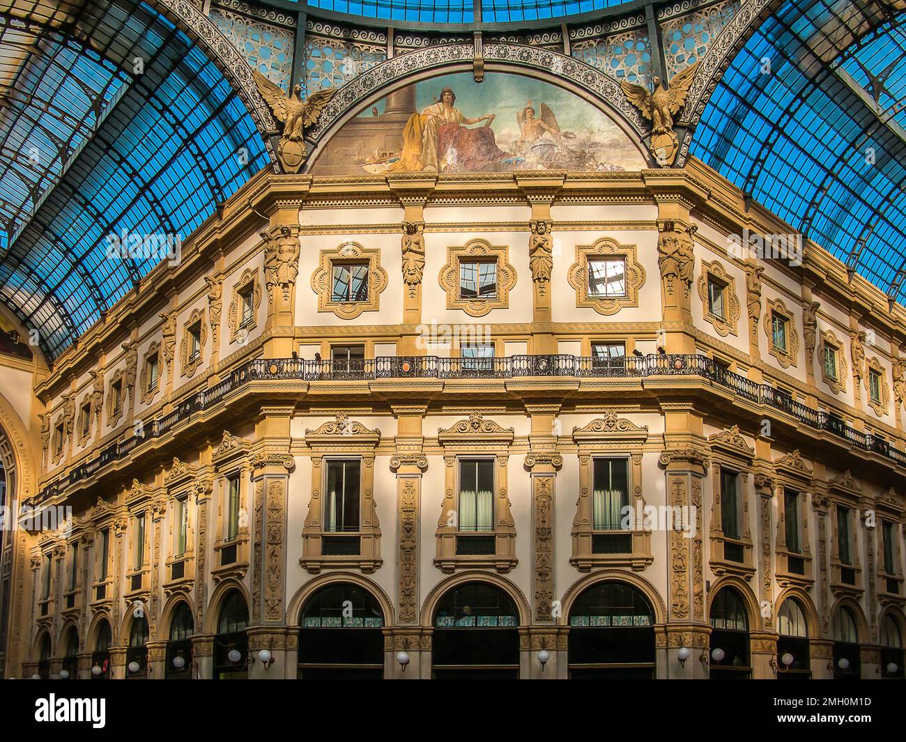 Peintures murales, murs, toit voûté en verre et ciel bleu de la galerie Vittorio Emanuele II, Milan, Lombardie, Italie Banque D'Images