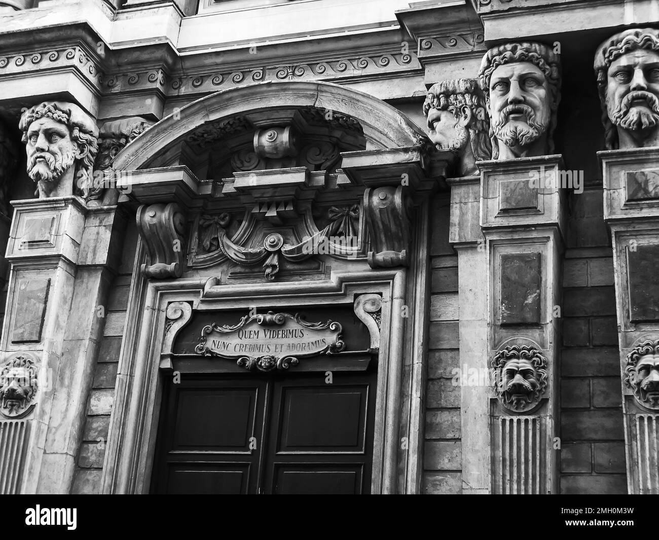 bas-reliefs et colonnes de l'église de Saint Raphael, Chiesa di S. Raffaello, photo en noir et blanc, Milan, Lombardie, Italie Banque D'Images