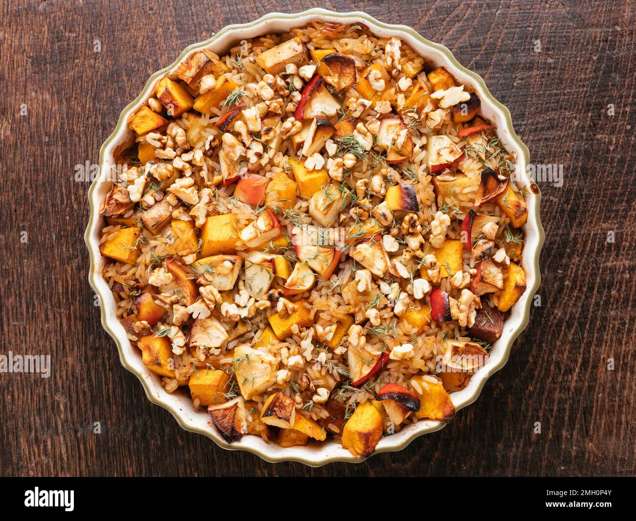 Courge d'hiver, gâteau au riz aux pommes avec tofu fumé Banque D'Images