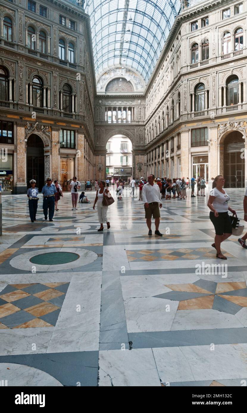 Shopping et touristes dans le centre commercial Galleria Umberto 1 à Naples, Italie Banque D'Images