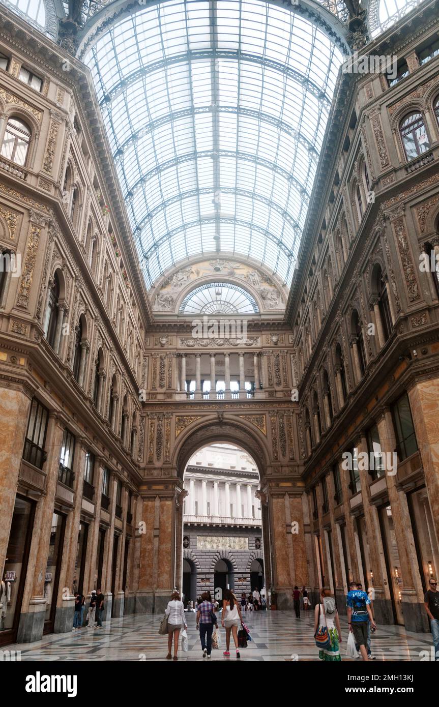 Shopping et touristes dans le centre commercial Galleria Umberto 1 à Naples, Italie Banque D'Images
