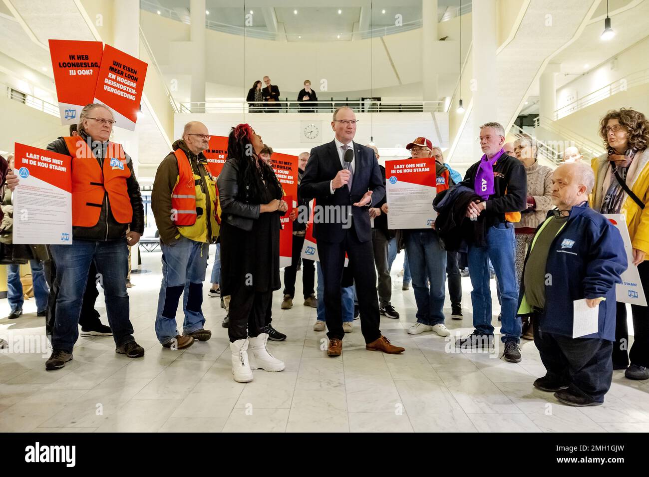 APELDOORN - les employés des entreprises de travail social présentent une pétition au maire ton Heerts à Apeldoorn. Ils veulent des salaires plus élevés et une allocation de déplacement plus élevée de la part de leur employeur, l'Association des municipalités néerlandaises (VNG), en relation avec la forte inflation. ANP ROBIN VAN LONKHUIJSEN pays-bas Out - belgique Out Credit: ANP/Alay Live News Banque D'Images