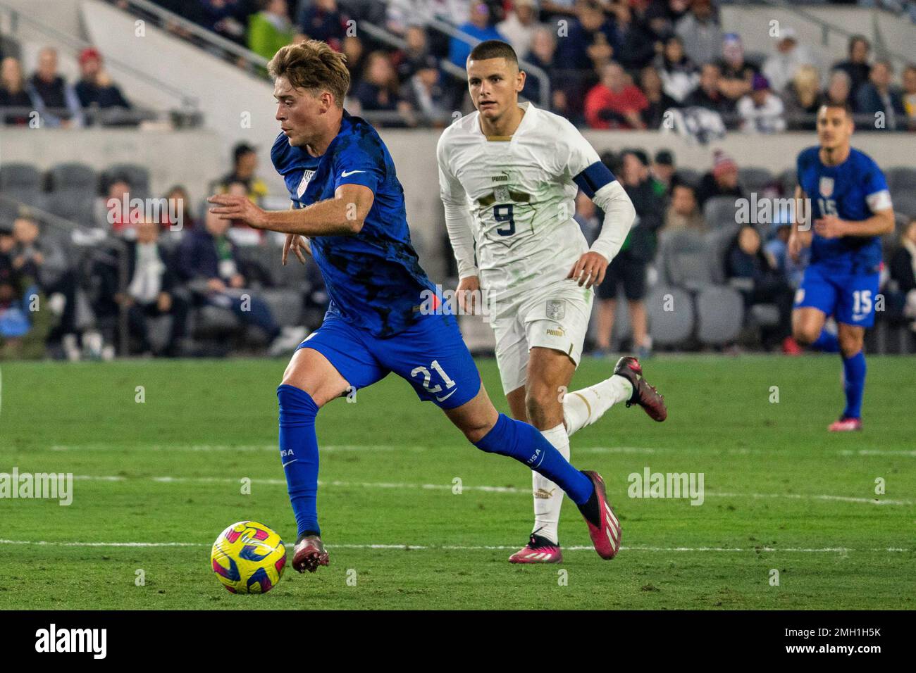 États-Unis d'Amérique le milieu de terrain Aldan Morris (21) pousse après la Serbie en avant Dejan Joveljić (9) lors d'un match international amical, mercredi Banque D'Images