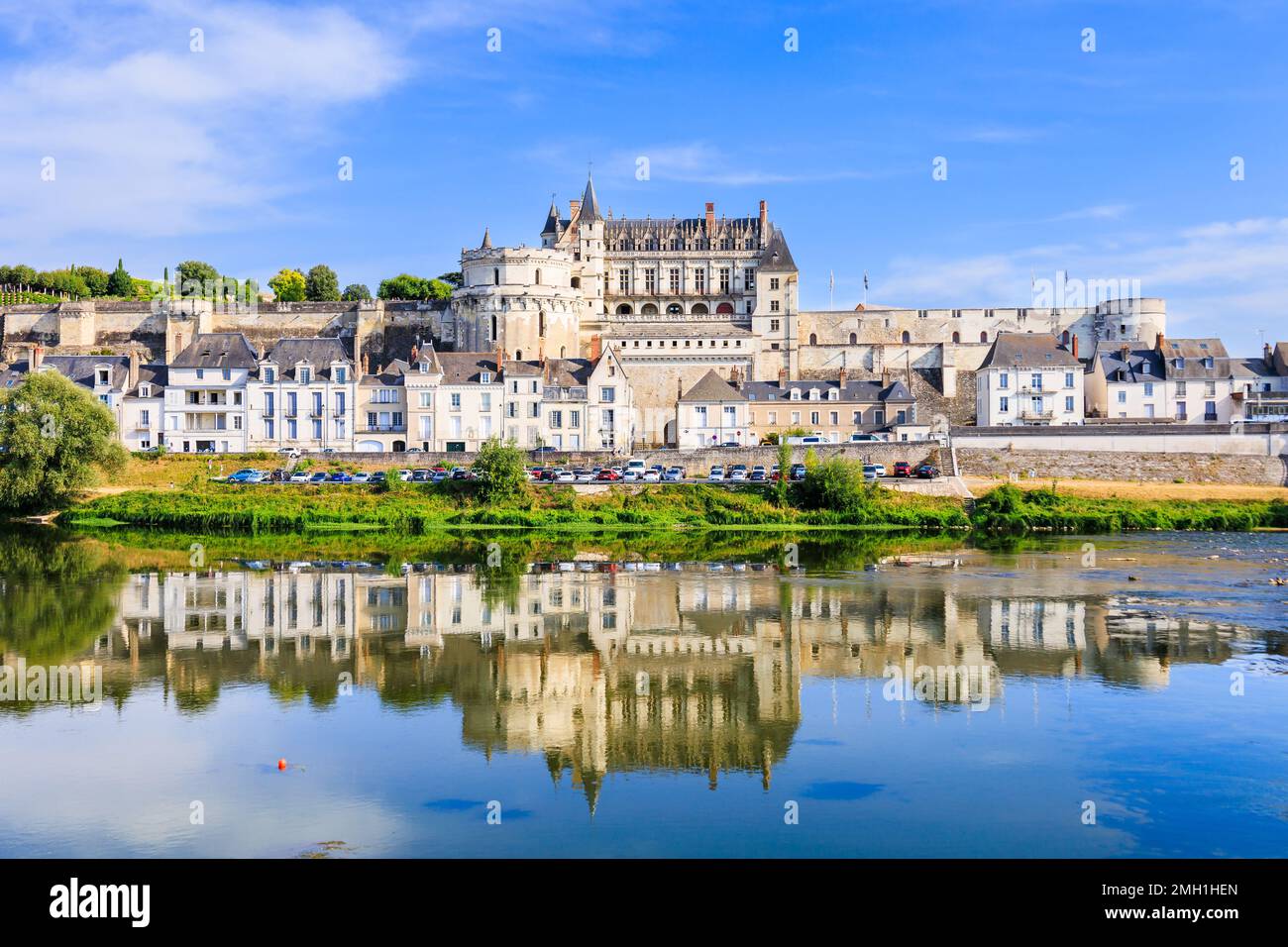 Amboise, France. La ville fortifiée et le château d'Amboise se reflètent dans la Loire. Banque D'Images