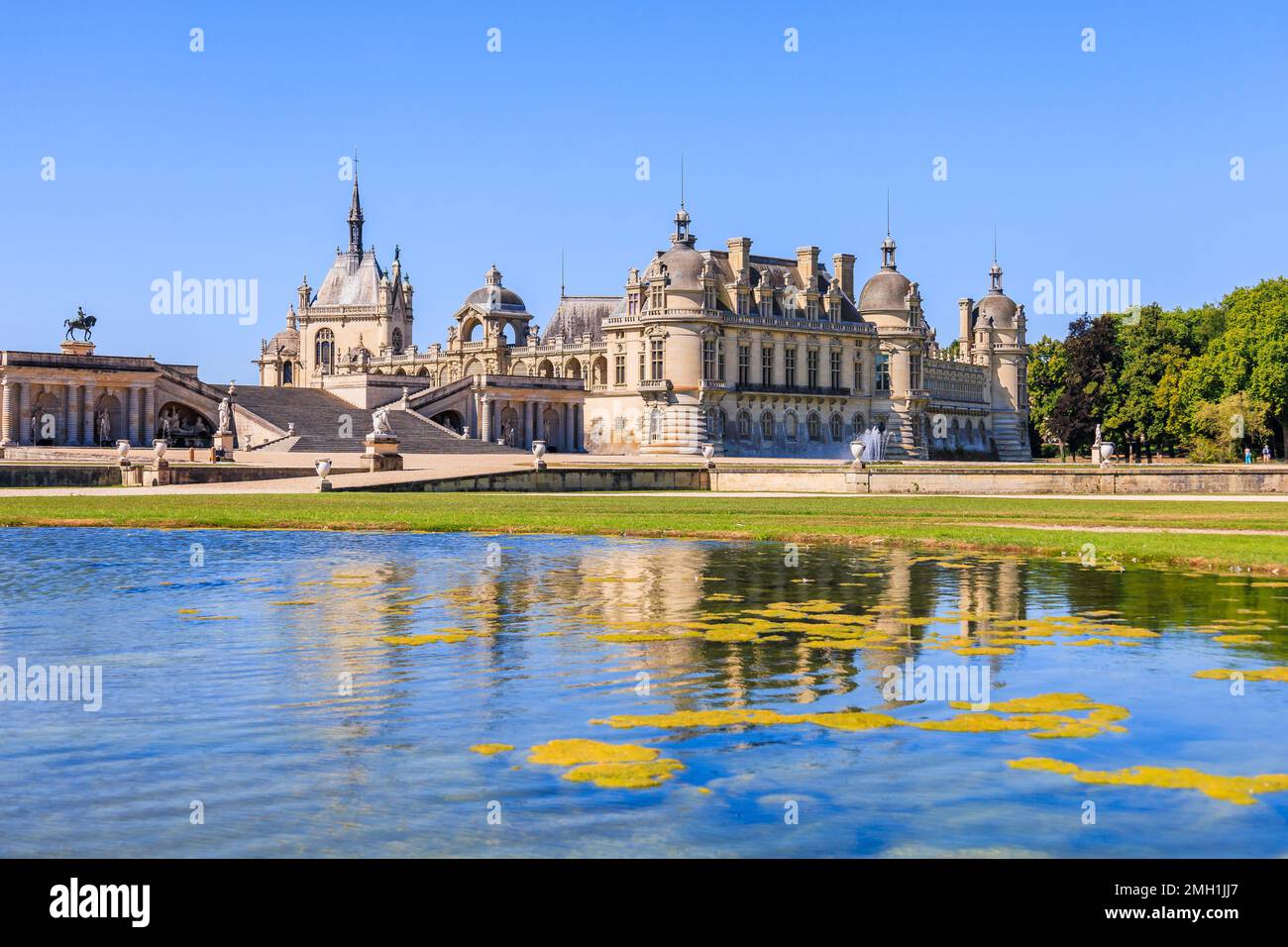 Chantilly, France. Vue sur le château de Chantilly depuis le jardin. Banque D'Images