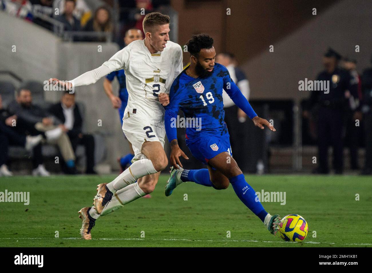 États-Unis d'Amérique le milieu de terrain Eryk Willamson (19) est défendu par le défenseur serbe Marko Ivezić (2) lors d'un match international amical, mercredi Banque D'Images