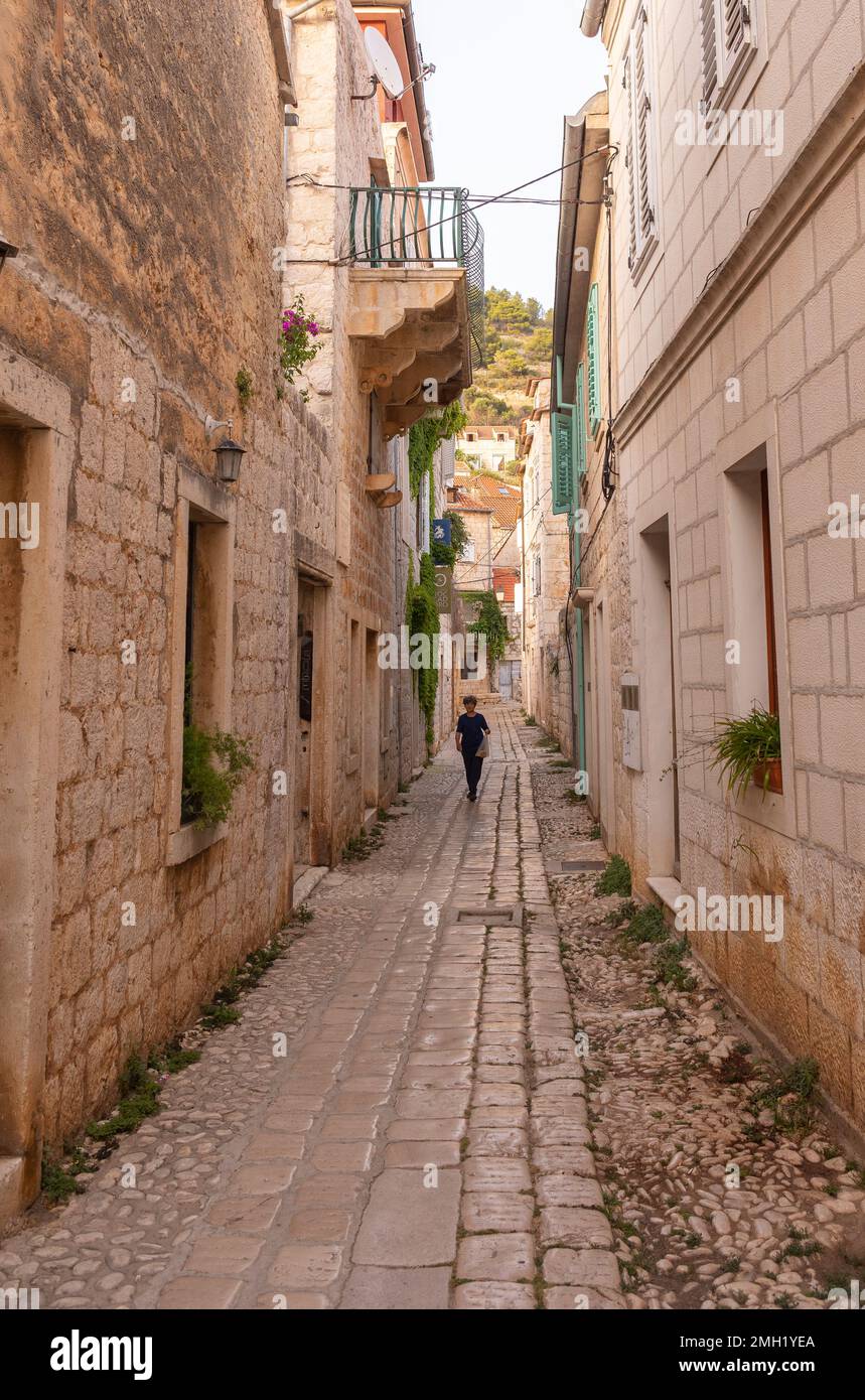 VIS, CROATIE, EUROPE - rue étroite dans la ville de vis, sur l'île de vis. Banque D'Images
