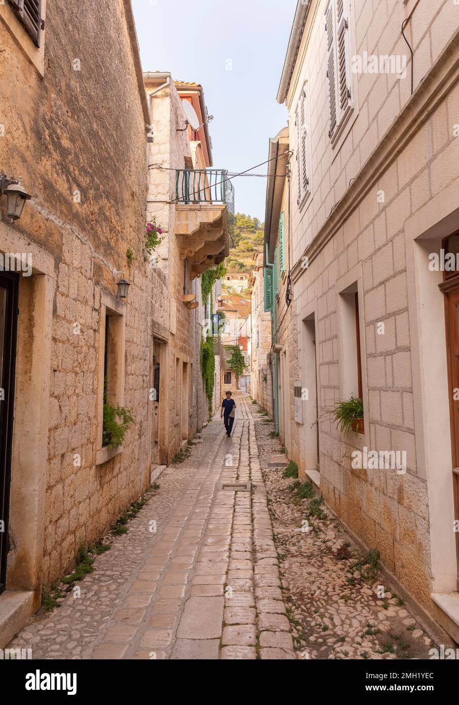 VIS, CROATIE, EUROPE - rue étroite dans la ville de vis, sur l'île de vis. Banque D'Images