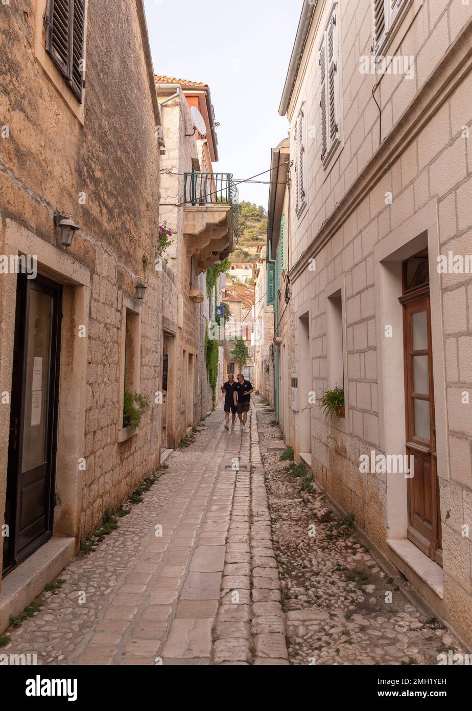 VIS, CROATIE, EUROPE - rue étroite dans la ville de vis, sur l'île de vis. Banque D'Images